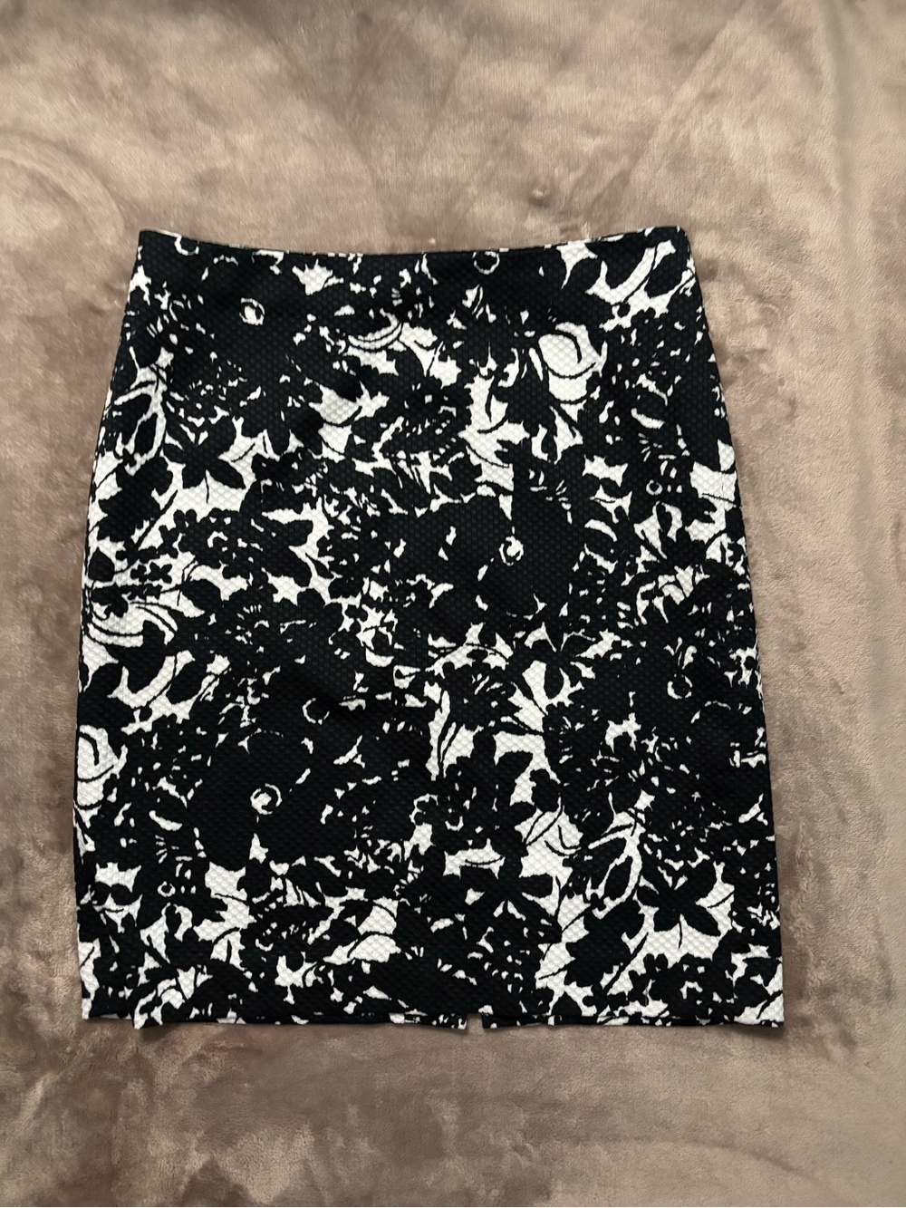 Talbots Pencil Skirt Women’s Size 10P Black & White Floral Pencil Skirt